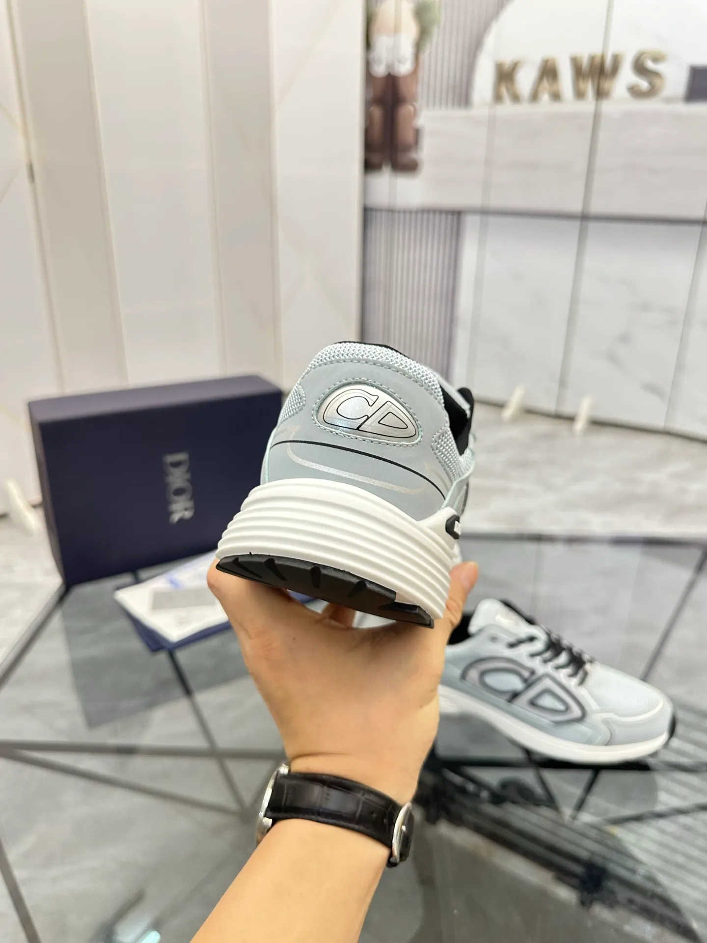 Men's shoes: 💰P400¥ Available in Guangzhou Product trademark: Dior* "Dior*" low-top casual shoes Regular size: 35-46 (can be customized to 47) Couple style Product materials: Upper imported cowhide stitched with original fabric, breathable lining, ultra-light foam original outsole. No.: 007